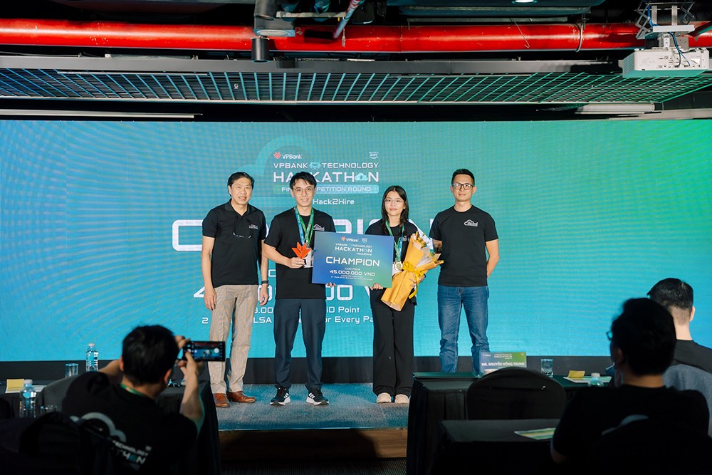 2 thành viên Doc2Contract - Nhà vô địch VPBank Technology Hackathon 2025 - Senior Track
