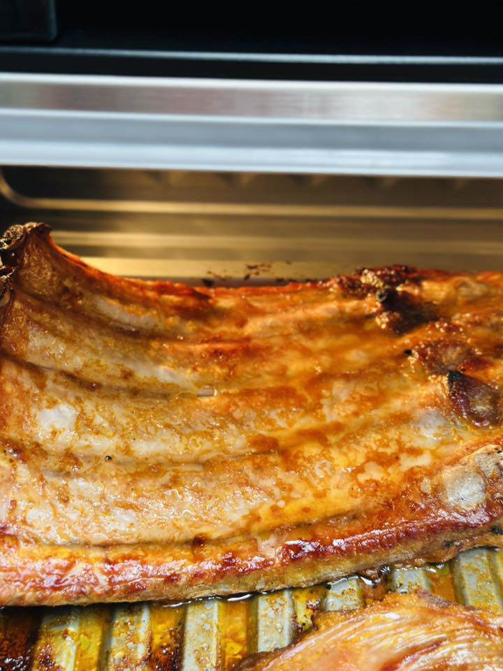  Lật mặt sườn, quét thêm chút sốt rồi nướng tiếp ở mức nhiệt 200°C trong 15 phút.