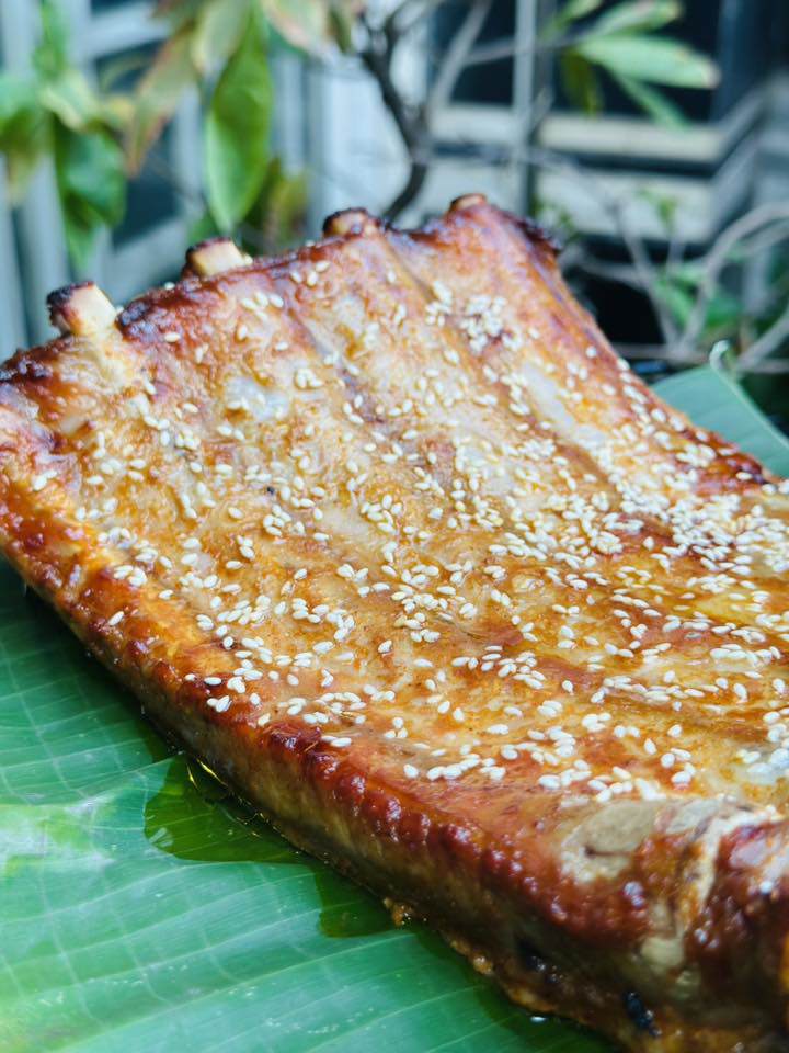  Sườn vàng óng, xém cạnh, thơm nức.