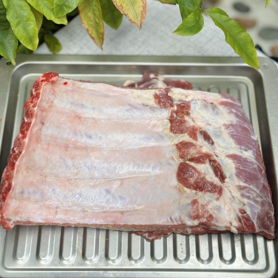 Rửa sạch sườn, để ráo.