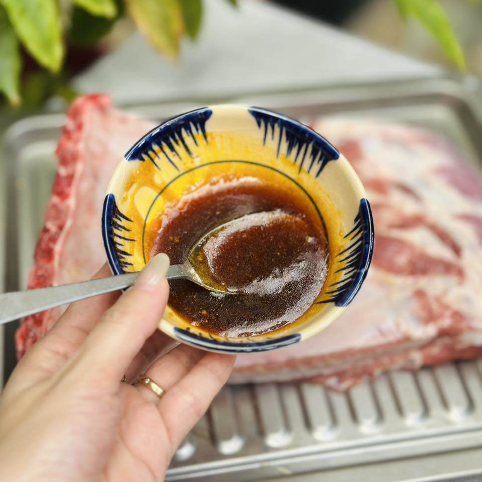 Trộn tất cả gia vị lại với nhau thành hỗn hợp sốt.