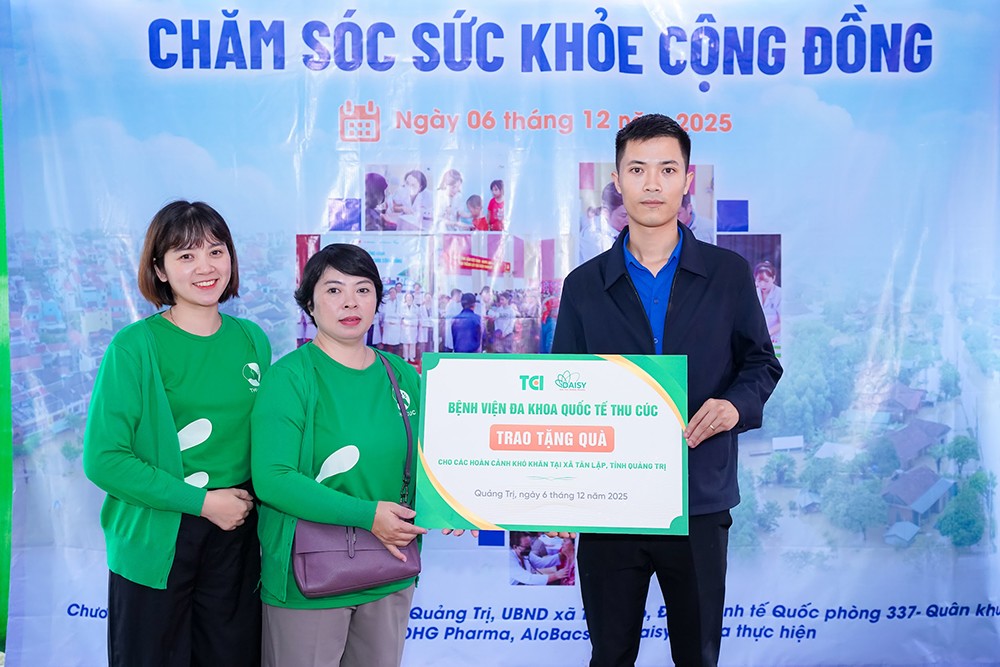 BVĐKQT Thu Cúc trao tặng nhiều phần quà ý nghĩa (Ảnh DNCC)