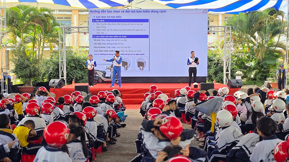 Hướng dẫn viên Honda Việt Nam đào tạo kiến thức an toàn giao thông cho các em học sinh