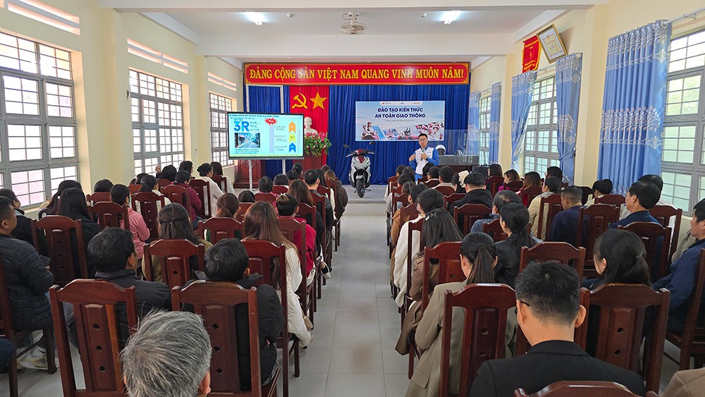 Hướng dẫn viên Honda Việt Nam đào tạo kiến thức an toàn giao thông cho bậc phụ huynh