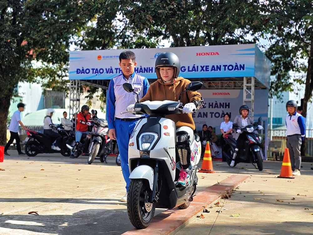 Phụ huynh thực hành lái xe an toàn trên sa hình