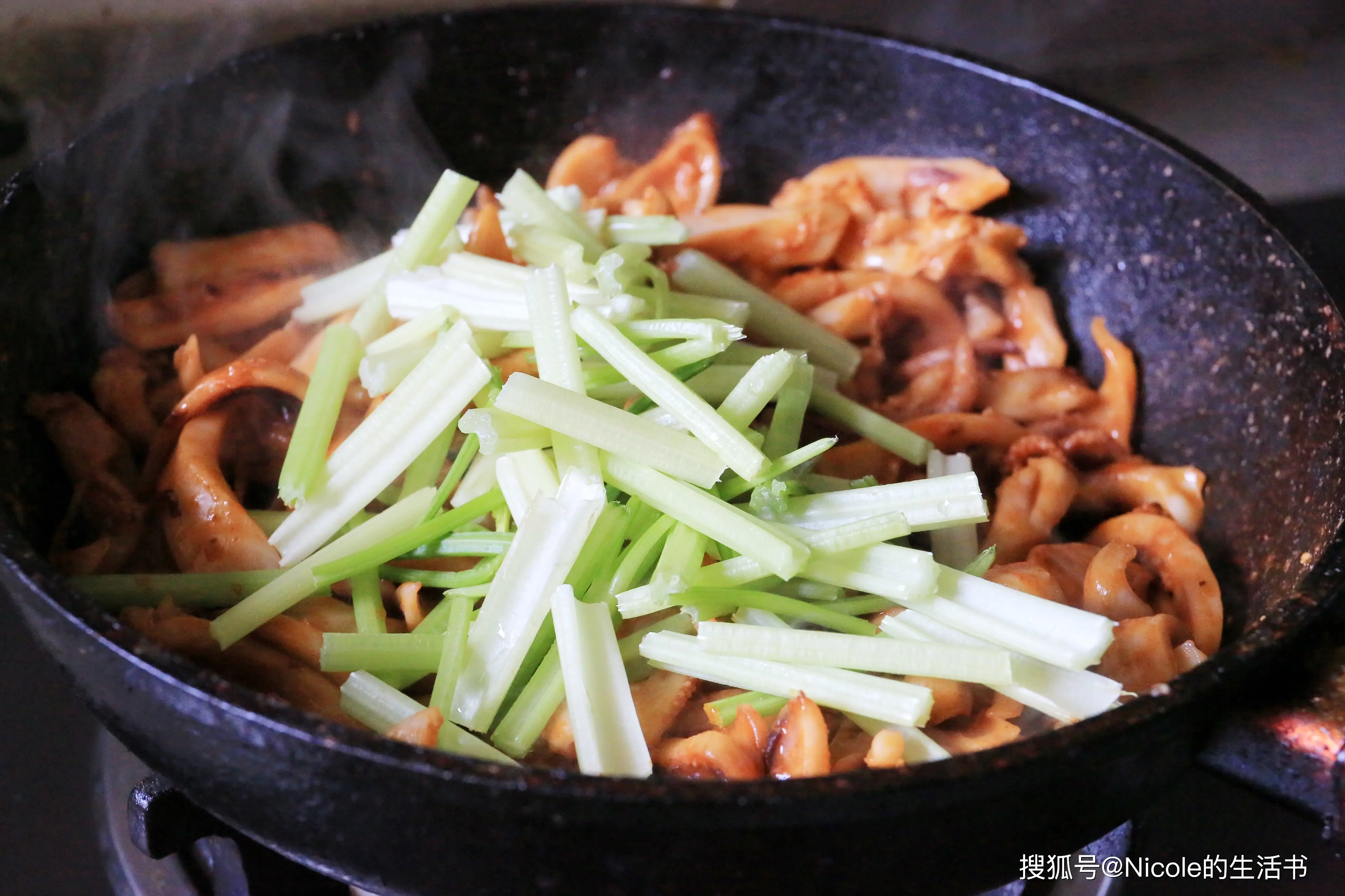 Cho cần tây vào, xào thêm 1 phút rồi tắt bếp, dọn ra đĩa.