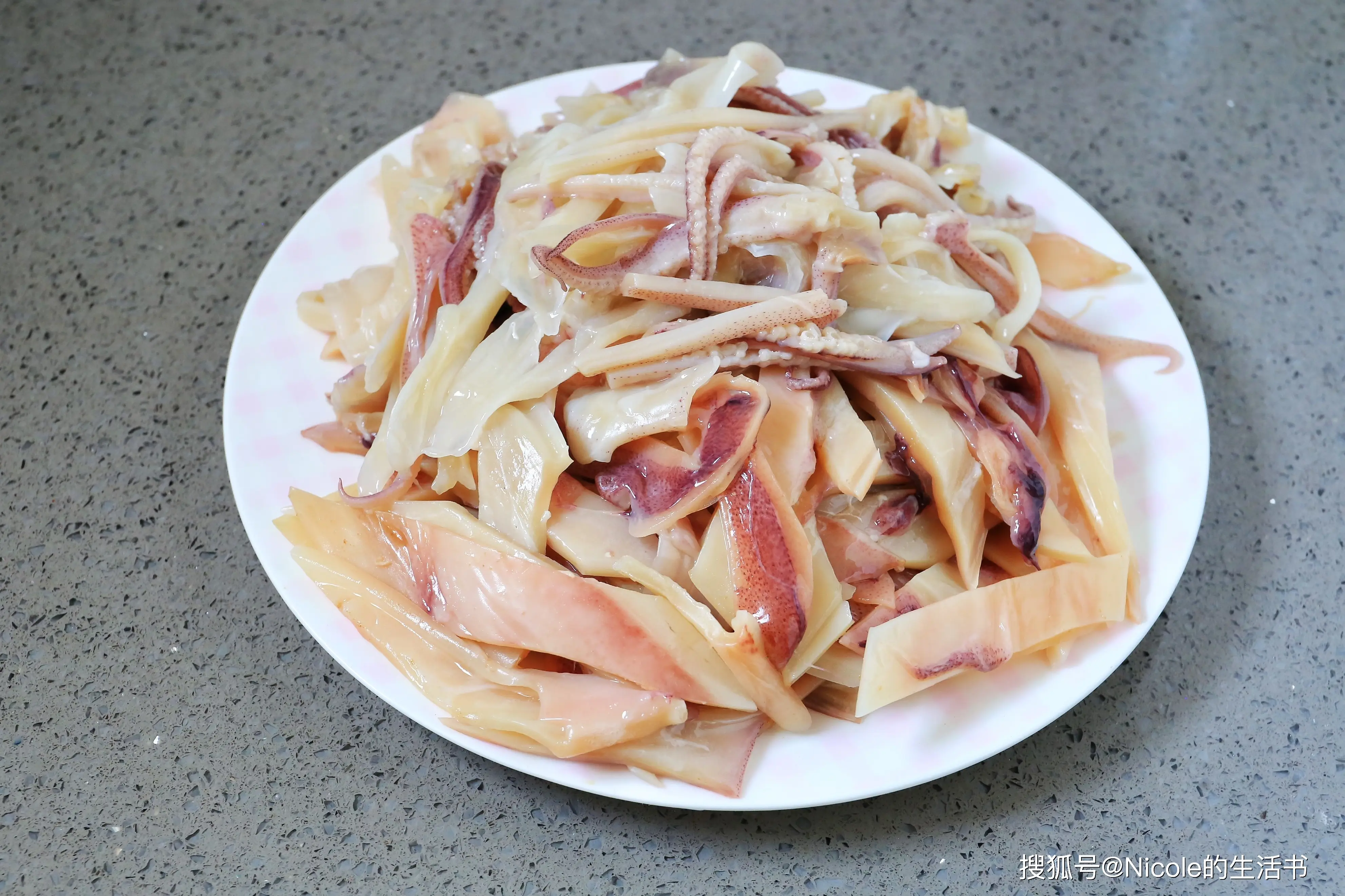 Ngâm mực khô trong nước ấm cho mềm. Khi mực đã nở, làm sạch rồi cắt miếng to.