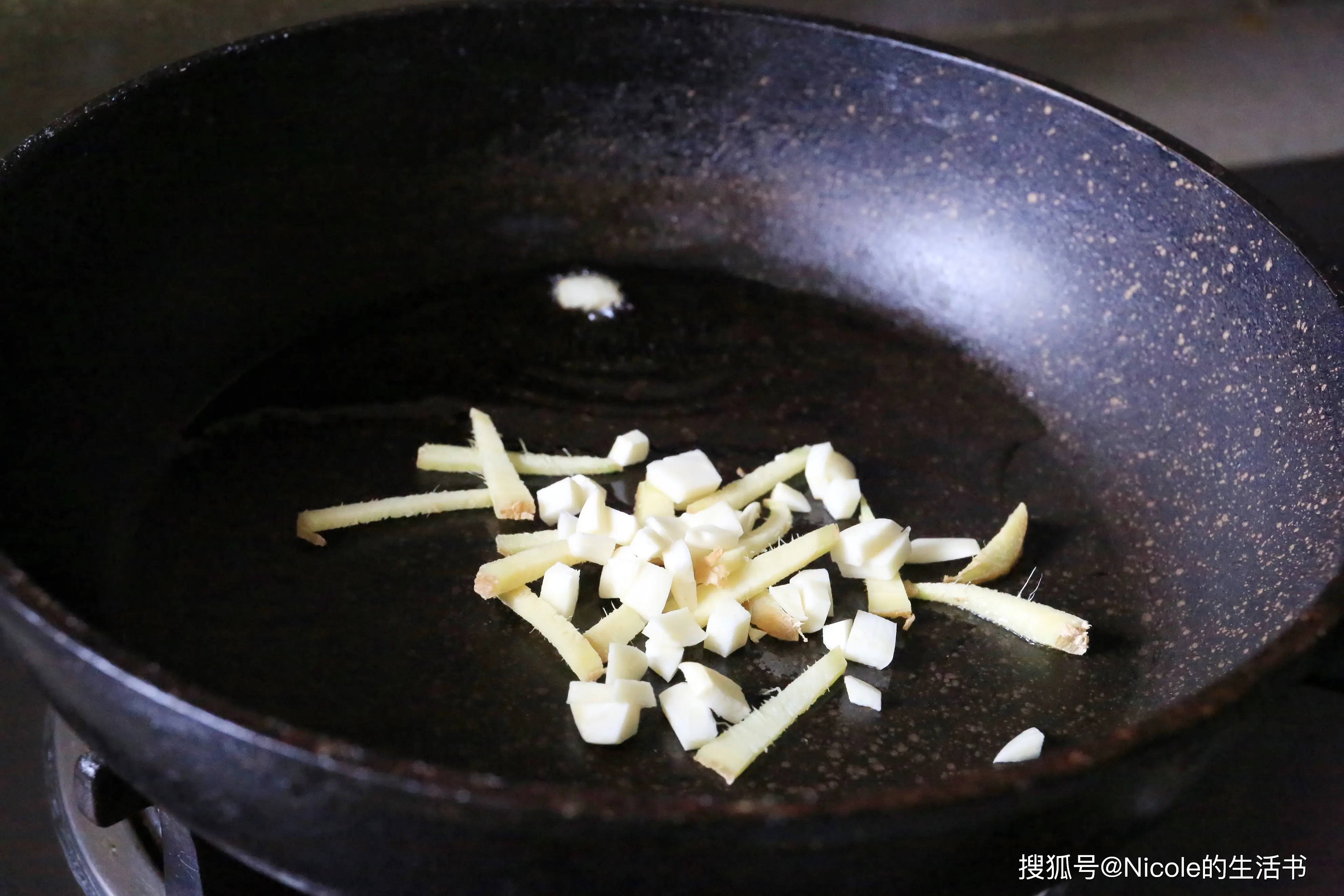  Cho một ít dầu vào chảo, đun nóng rồi cho gừng và tỏi vào phi thơm.