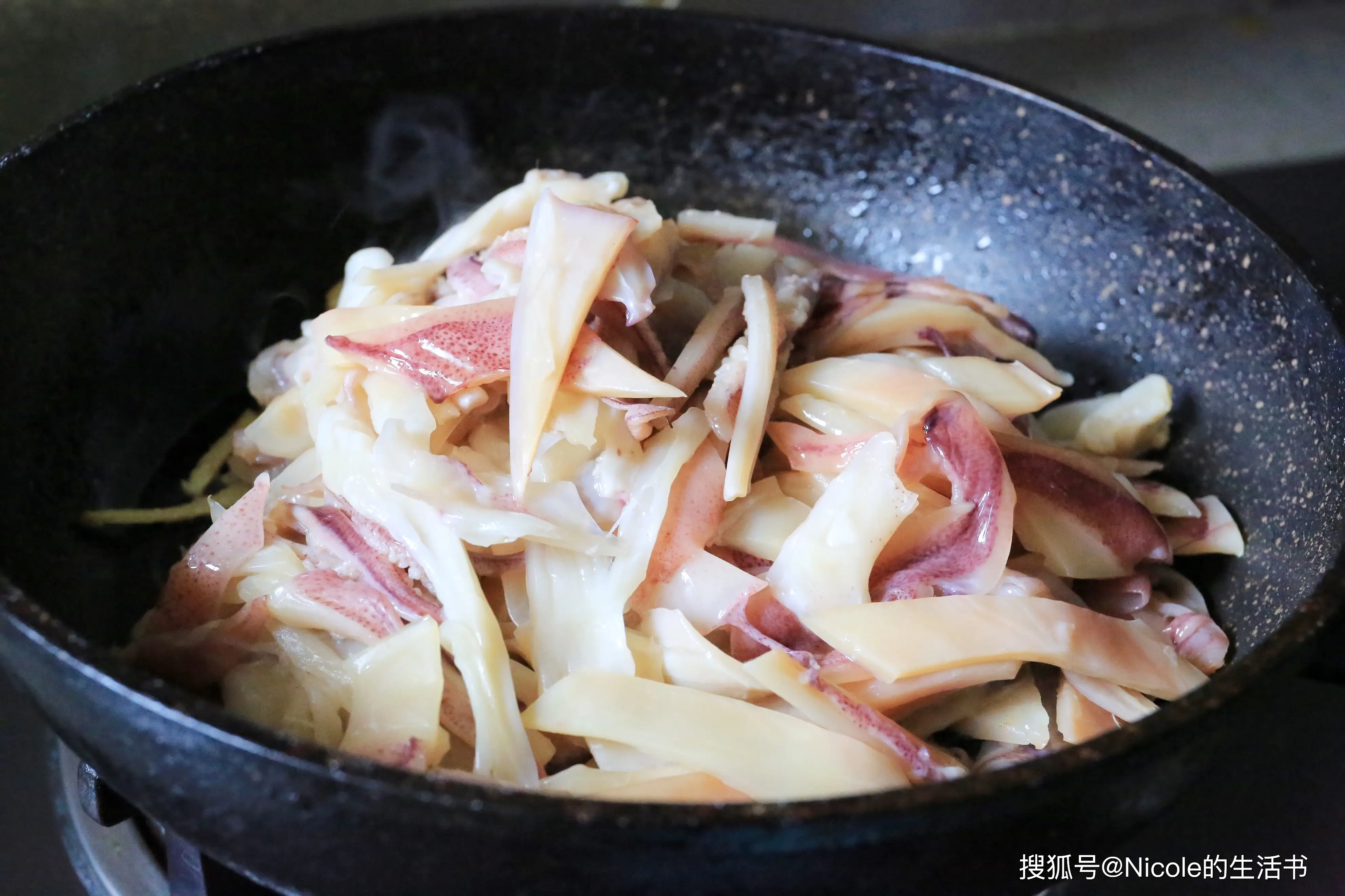 Cho mực đã thái vào, đảo nhanh tay.