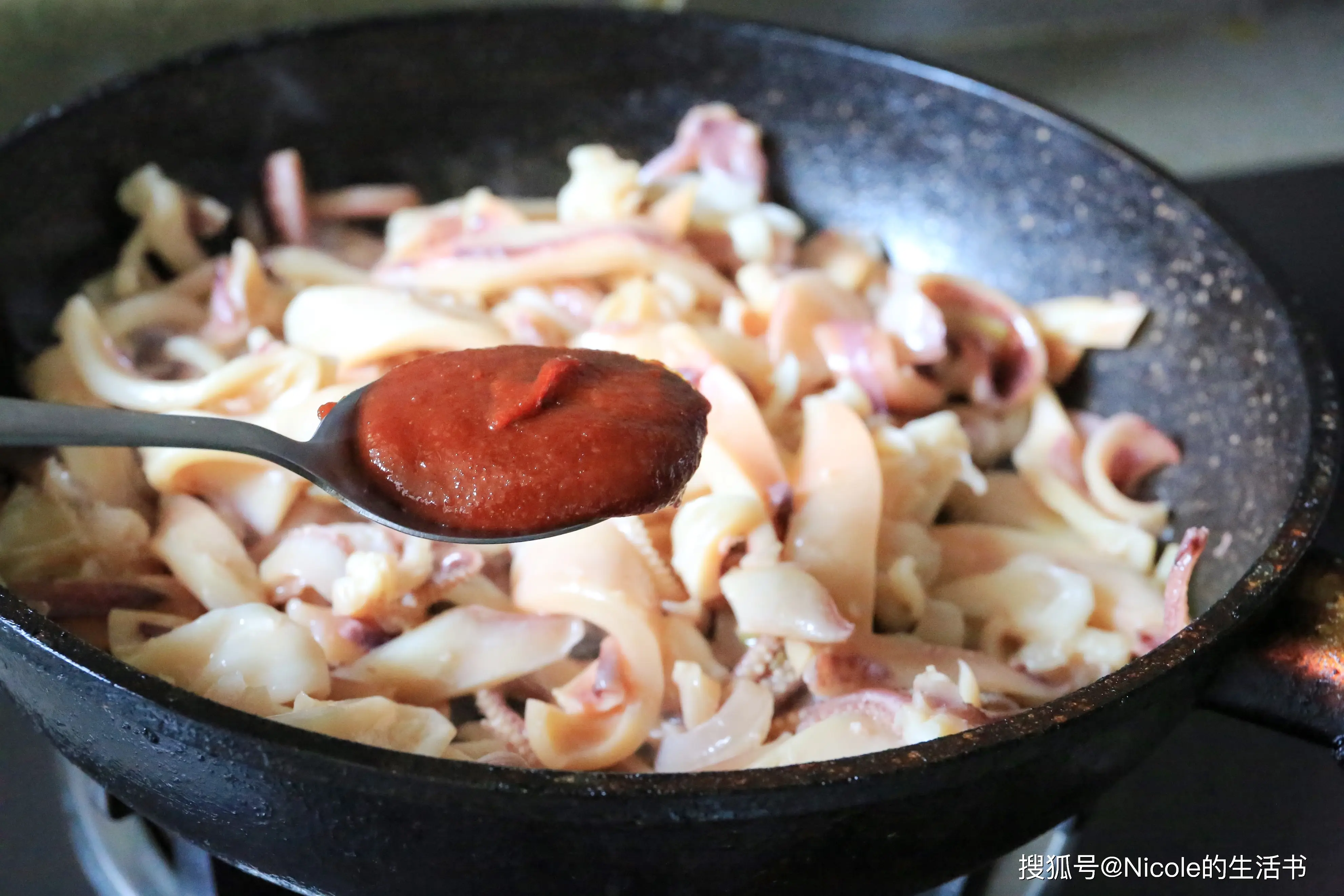  Thêm tương ớt Hàn Quốc vào chảo.