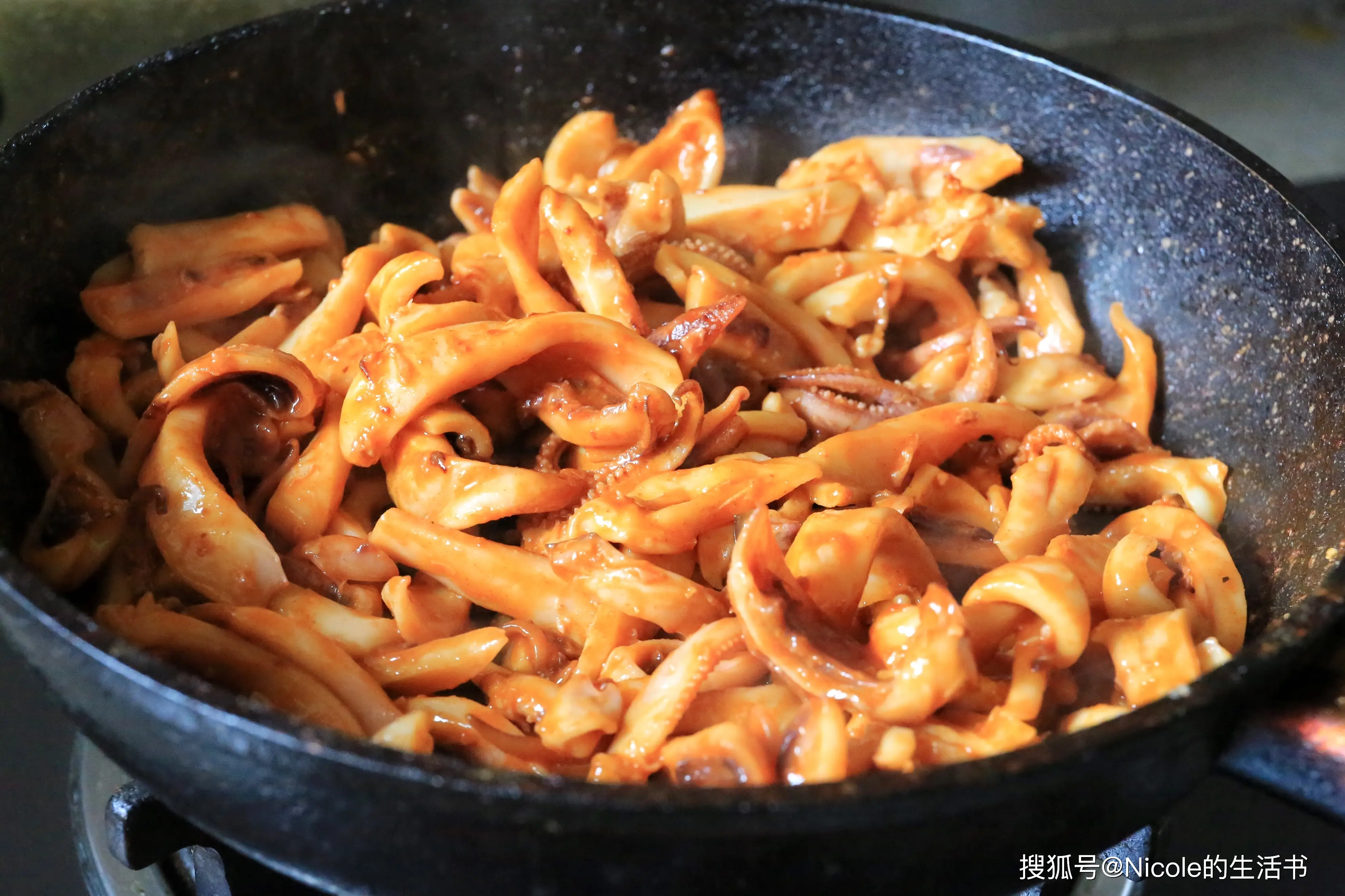 Tiếp tục đảo đều khoảng 2 phút để mực thấm gia vị.