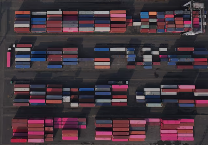 Hình ảnh từ máy bay không người lái cho thấy các chồng container tại cảng Tanjung Priok ở Jakarta, Indonesia, ngày 10/7/2025.