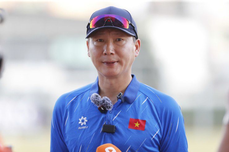 HLV Kim Sang Sik xem cuộc chạm trán U22 Malaysia là trận đấu "sống còn"