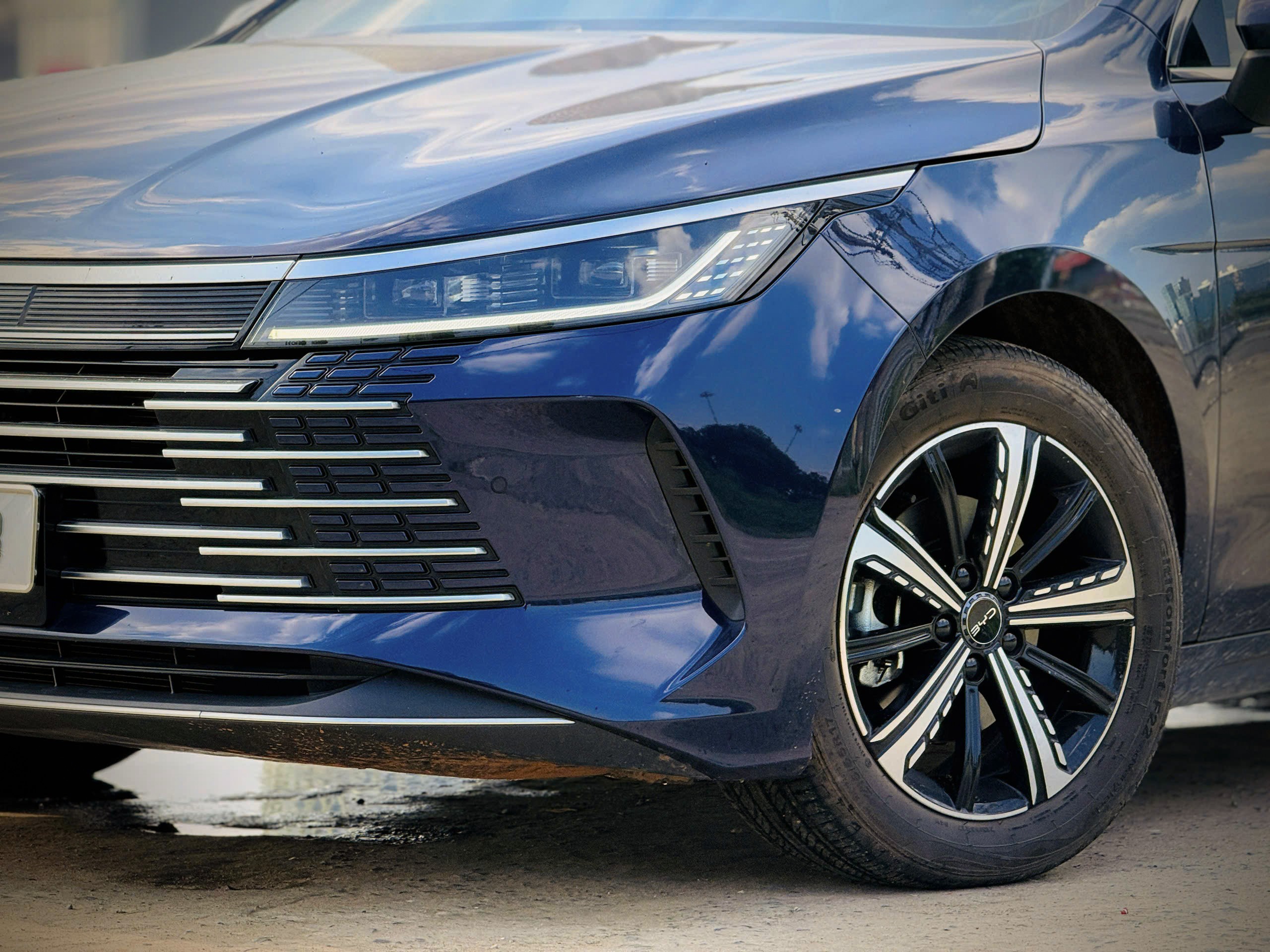 Đèn pha LED sắc sảo được kết hợp với dải đèn định vị ban ngày đặc trưng giúp tối ưu hóa tầm nhìn và độ an toàn.