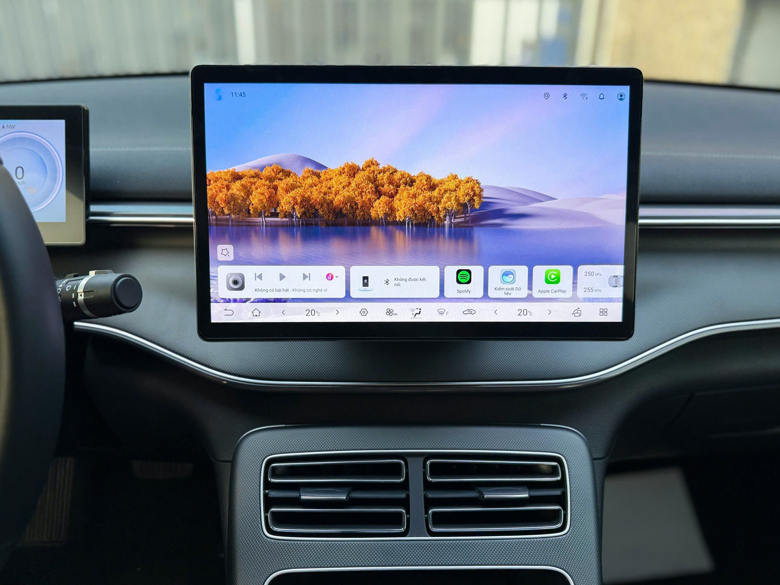 Màn hình trung tâm 12,8 inch hỗ trợ Apple CarPlay/Android Auto không dây.