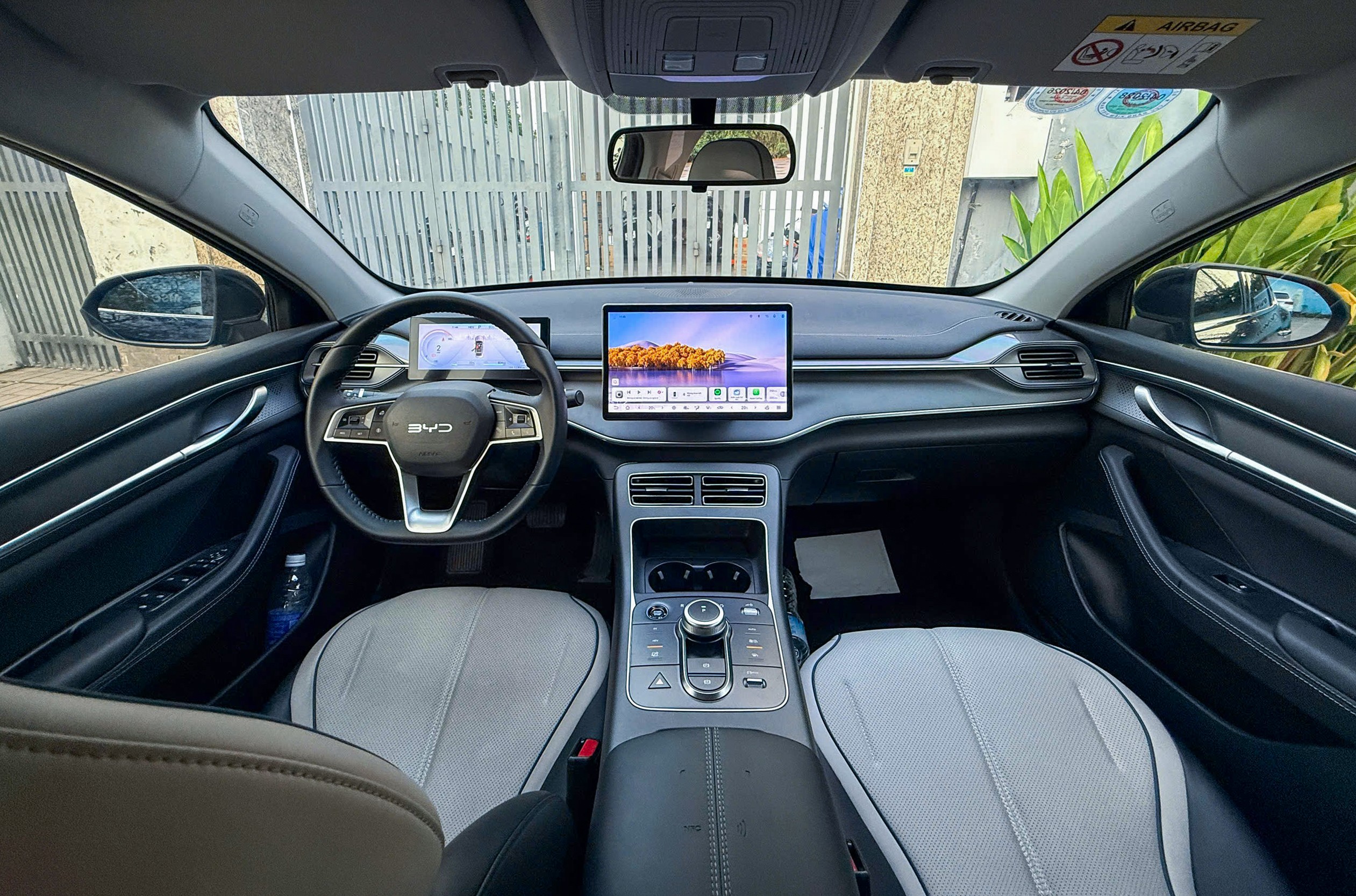 Khoang nội thất được phát triển theo phong cách hiện đại với cần số dạng xoay tinh tế.