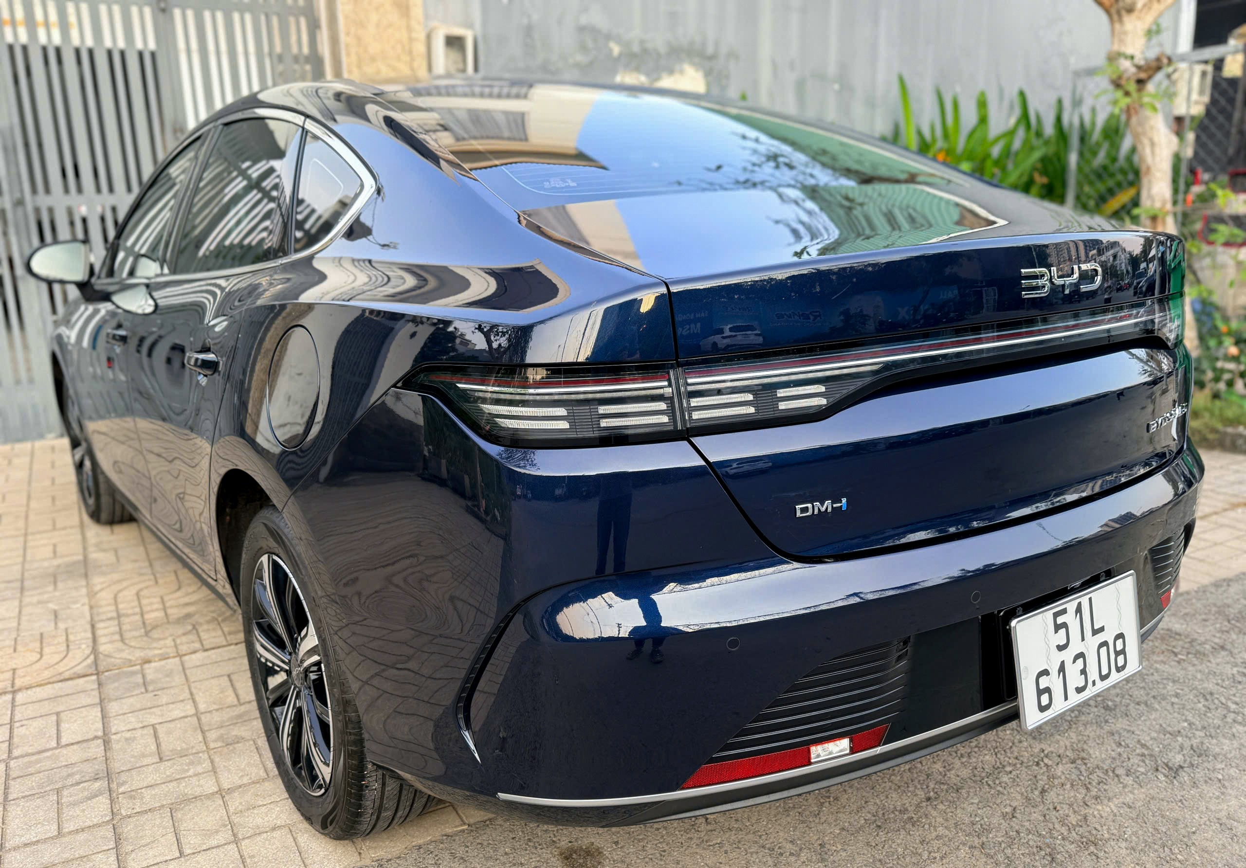 Phần đuôi xe nổi bật với cụm đèn hậu LED liền mạch ứng dụng công nghệ quang học tiên tiến.