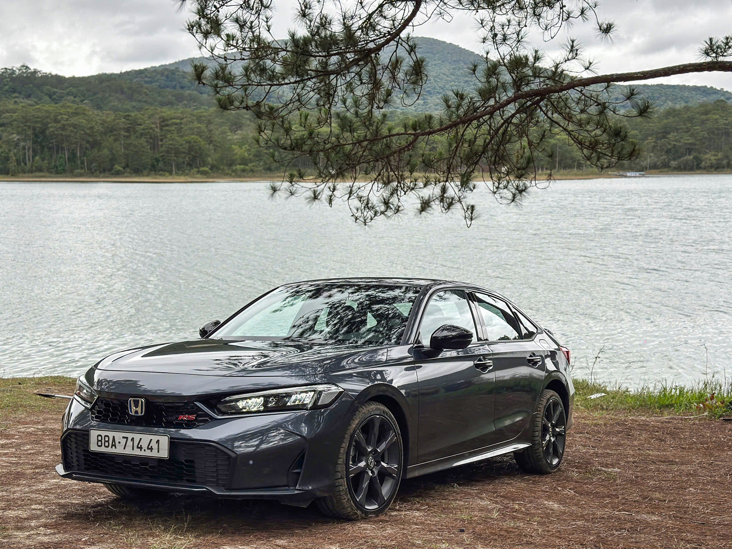 Honda Civic e:HEV được trang bị động cơ Hybrid và cũng là mẫu xe sedan đầu tiên được trang bị động cơ này.