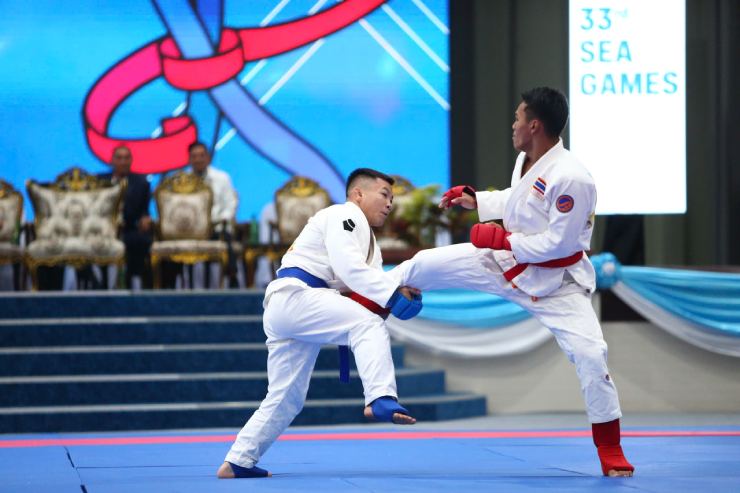 Hồng Sơn (đai xanh) thua thiệt về ngoại hình so với đối thủ. Ảnh Lê Phong