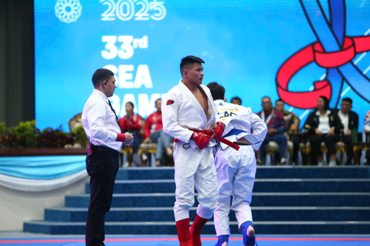 Đặng Đình Tùng (đai đỏ) thắng chóng vánh. Ảnh Lê Phong