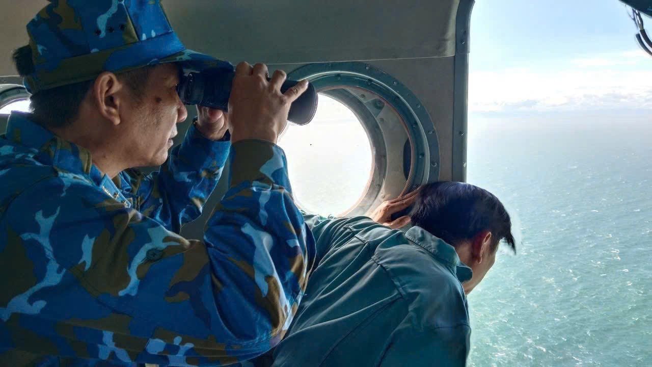 Máy bay trực thăng của Sư đoàn 372 (Quân chủng Phòng không - Không quân) đã được huy động từ Đà Nẵng ra vùng biển Lý Sơn để tìm kiếm.
