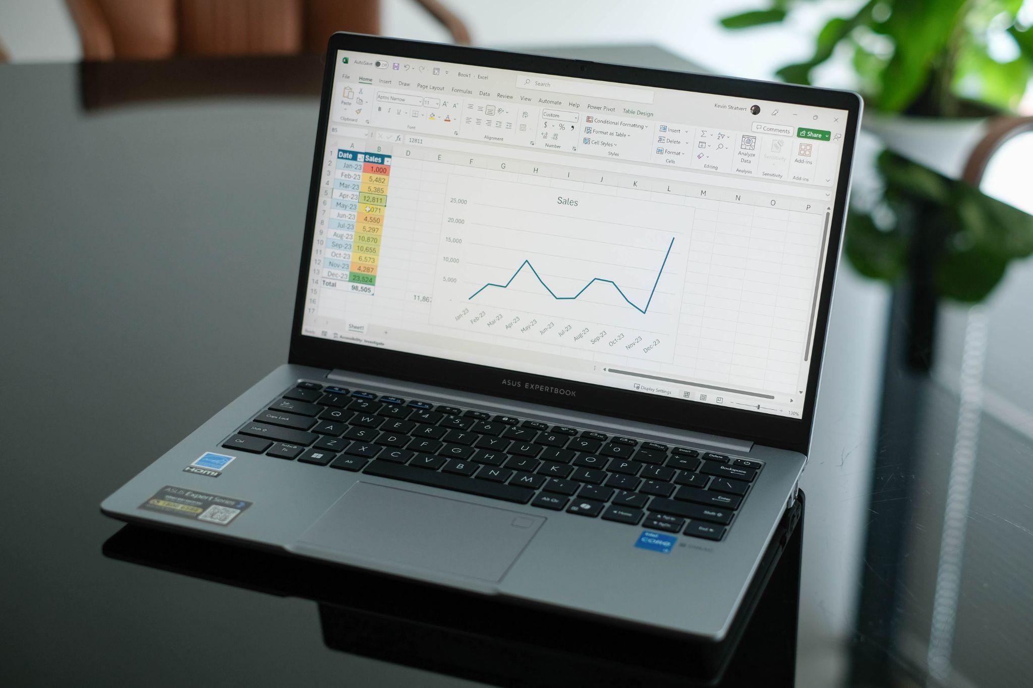 ASUS ExpertBook là giải pháp laptop doanh nghiệp đáng tin cậy cho người làm việc.