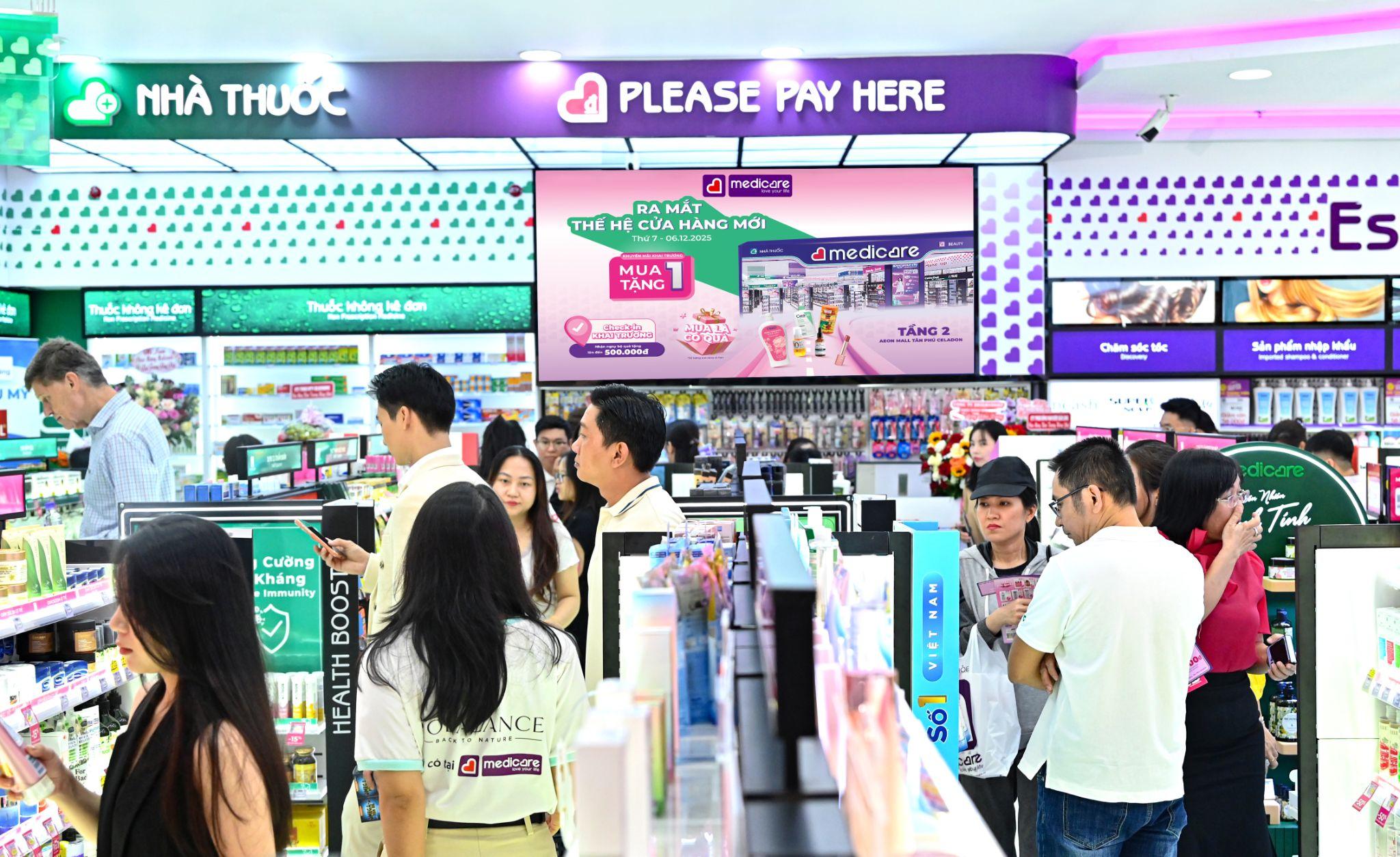 Khách hàng mua sắm trong cửa hàng MEDiCARE thế hệ mới