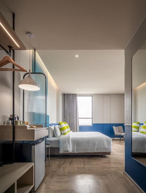 Phòng khách sạn có đầy đủ tiện nghi. Ảnh: Booking