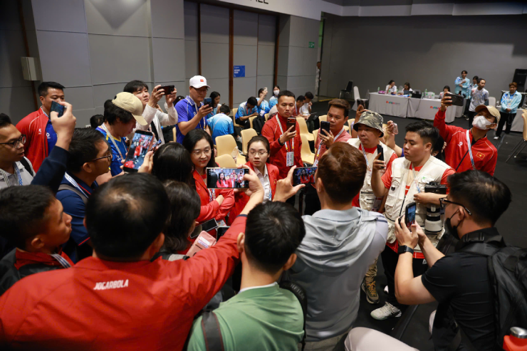 Đoàn Việt Nam đang khiếu nại kết quả. Ảnh Anh Khoa