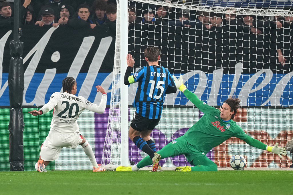 Joao Pedro ghi bàn vào lưới Atalanta