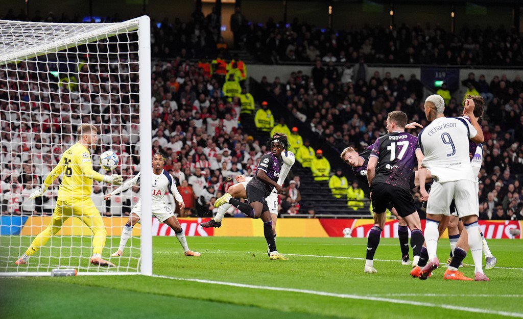 Zima đá phản khá vô duyên vào lưới Slavia giúp Tottenham dẫn bàn