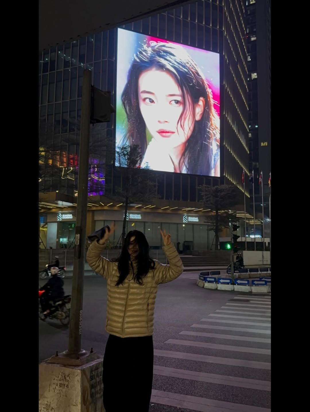 Suzy chụp ảnh với màn LED chào đón của fan.