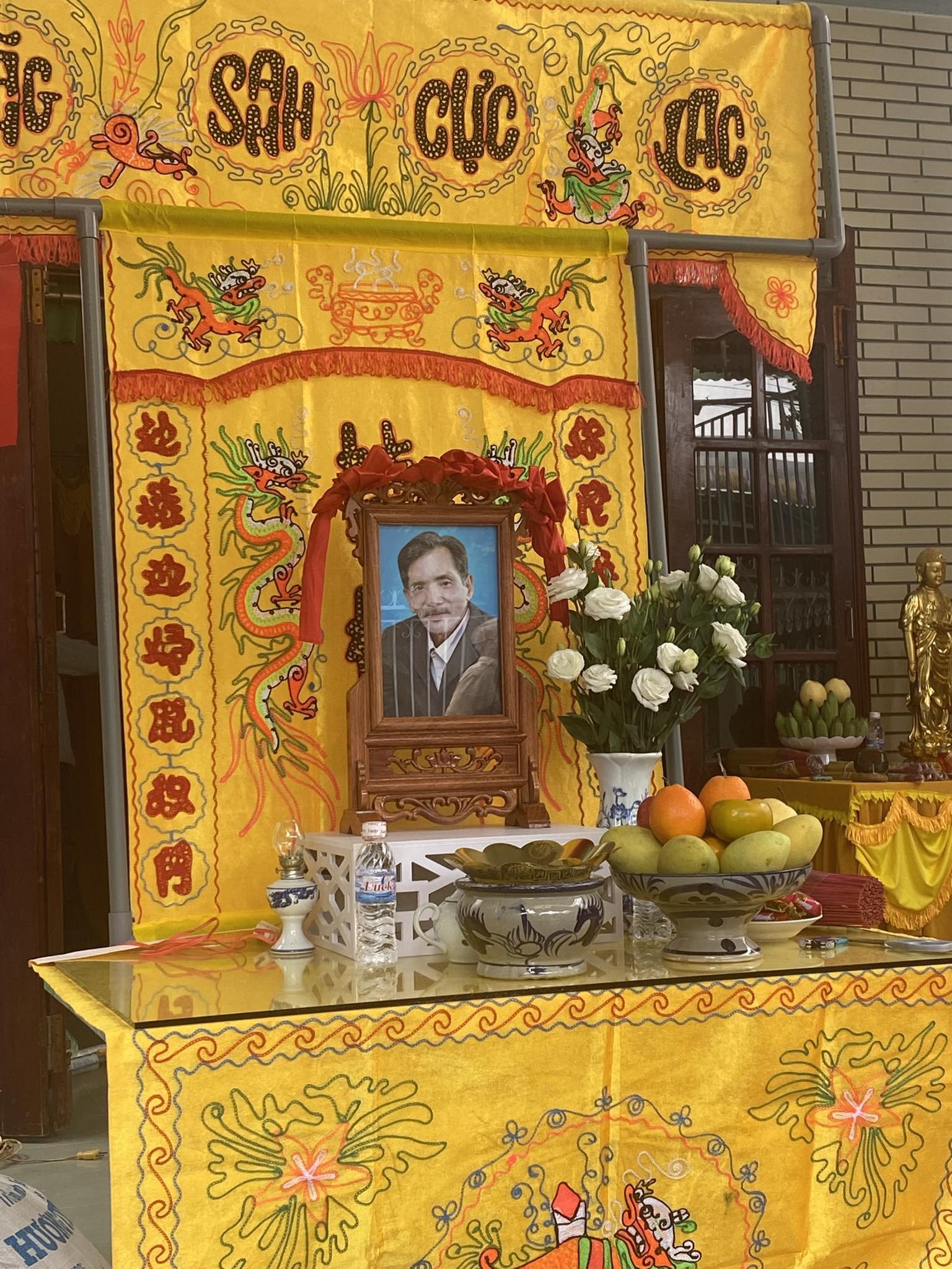 Đám tang có phần yên tĩnh. Ảnh: Tô Hiếu 