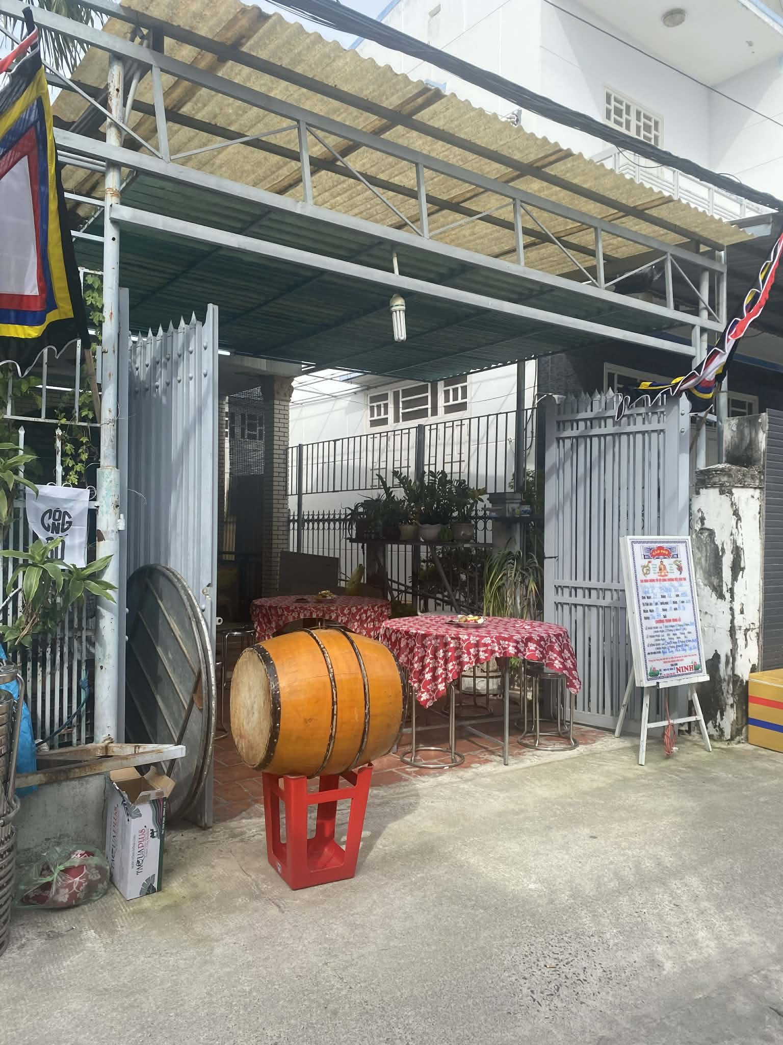 Đám tang có phần yên tĩnh. Ảnh: Tô Hiếu 