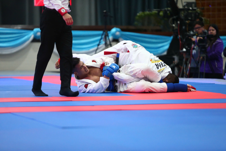 Đình Tùng (đai đỏ) thua đối thủ Thái Lan ở bán kết, giành HCĐ. Ảnh Lê Phong