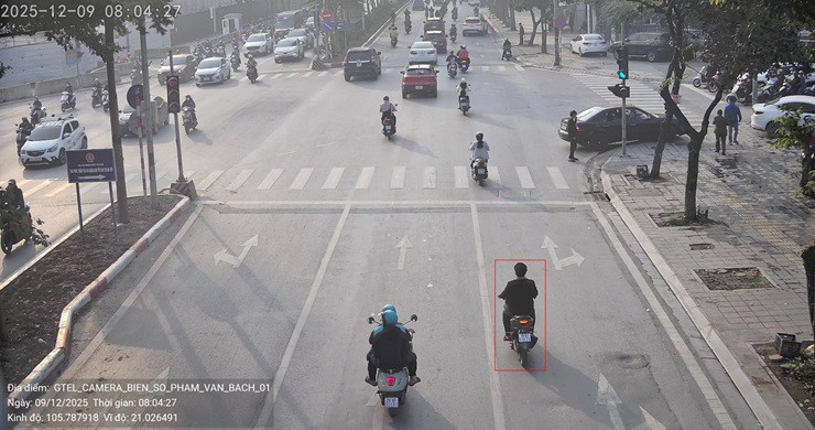 Một trường hợp người điều khiển xe máy không đội mũ bảo hiểm được phát hiện bởi camera AI ngày 09/12 (Ảnh: Cục Cảnh sát giao thông).