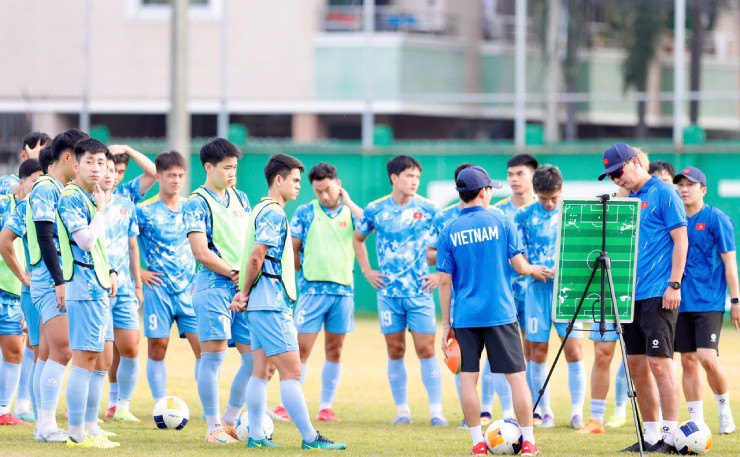 Trong buổi tập chiều 10/12 của U22 Việt Nam, buổi tập cuối cùng trước thềm cuộc chạm trán U22 Malaysia (16h, 11/12), HLV Kim Sang Sik sử dụng sa bàn để chỉ đạo chiến thuật