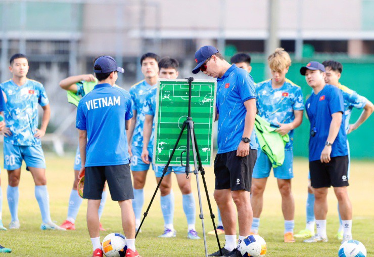 Nhà cầm quân người Hàn Quốc và các trợ lí chỉ dạy cặn kẽ cho cầu thủ