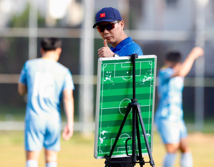 Thầy Kim mang sa bàn ra sân họp khẩn, bày kế giúp U22 Việt Nam hạ Malaysia - 3