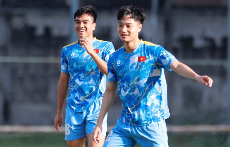 Thầy Kim mang sa bàn ra sân họp khẩn, bày kế giúp U22 Việt Nam hạ Malaysia - 10