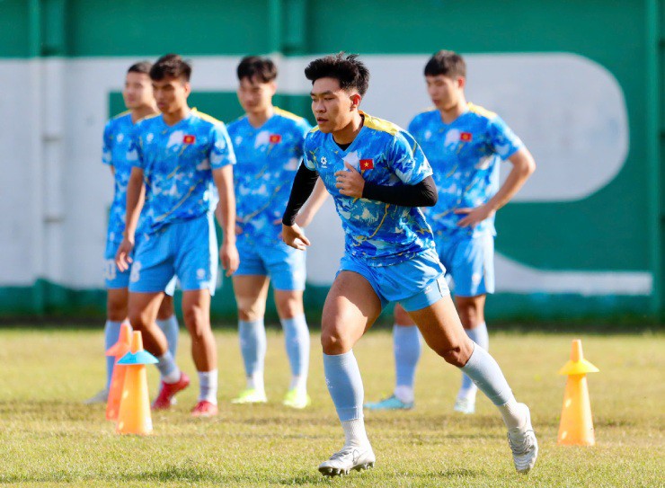 U22 Việt Nam đang xếp nhì bảng B môn bóng đá nam SEA Games 33, bằng điểm U22 Malaysia nhưng kém hiệu số. Vì vậy, Đình Bắc và đồng đội buộc phải thắng mới có thể tiến vào bán kết với ngôi đầu
