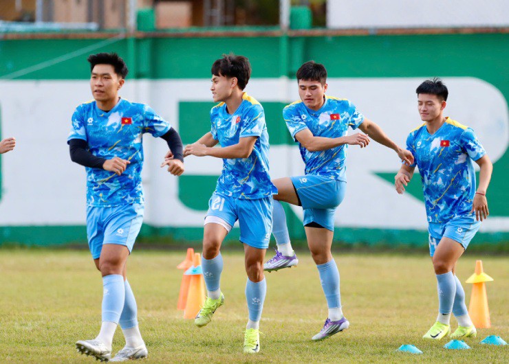 Cuộc họp chiến thuật diễn ra rất khẩn trương, trước khi các cầu thủ ráp đội hình tập đối kháng 