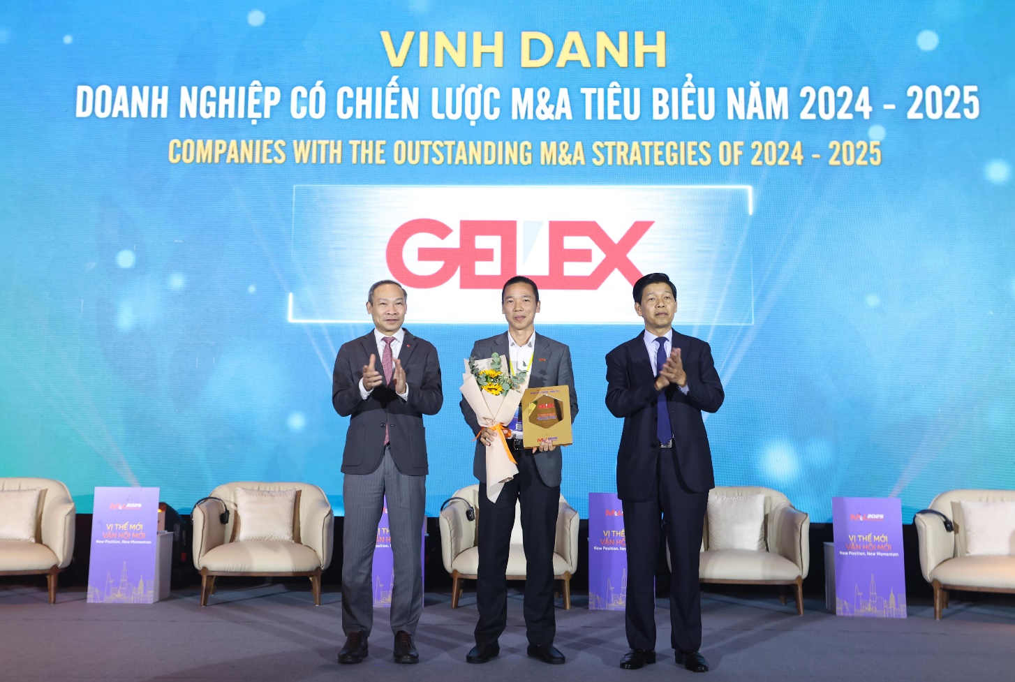 Ông Nguyễn Hoàng Long – Phó Tổng Giám đốc Tập đoàn GELEX đại diện nhận vinh danh Doanh nghiệp có chiến lược M&A tiêu biểu 2024-2025.