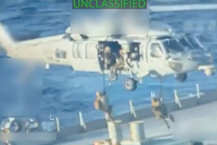 Lính Mỹ từ trực thăng ập xuống bắt giữ tàu chở dầu  " rất lớn "  ngoài khơi Venezuela.