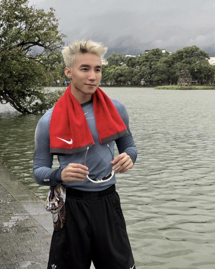 Ca sĩ Sơn Tùng M-TP đang tích cực xây dựng hình ảnh gần gũi, thân thiện sau thời gian hoạt động quá xa cách khán giả đại chúng. Ảnh: FBNV 