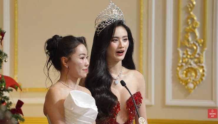 Bà Kim Dung và hoa hậu Ý Nhi khóc khi chia sẻ với truyền thông.&nbsp;