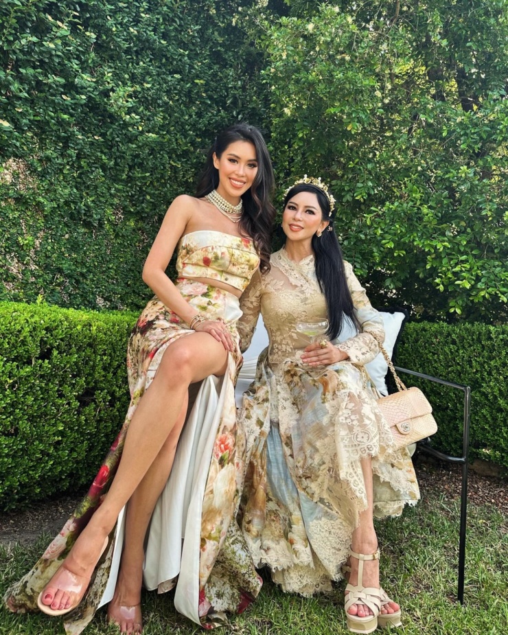 Phu nhân và ái nữ nhà 'vua hàng hiệu' khoe phong thái vương giả qua những bộ cánh hàng hiệu xa xỉ mọi lúc mọi nơi, khi xuất hiện cùng nhau.