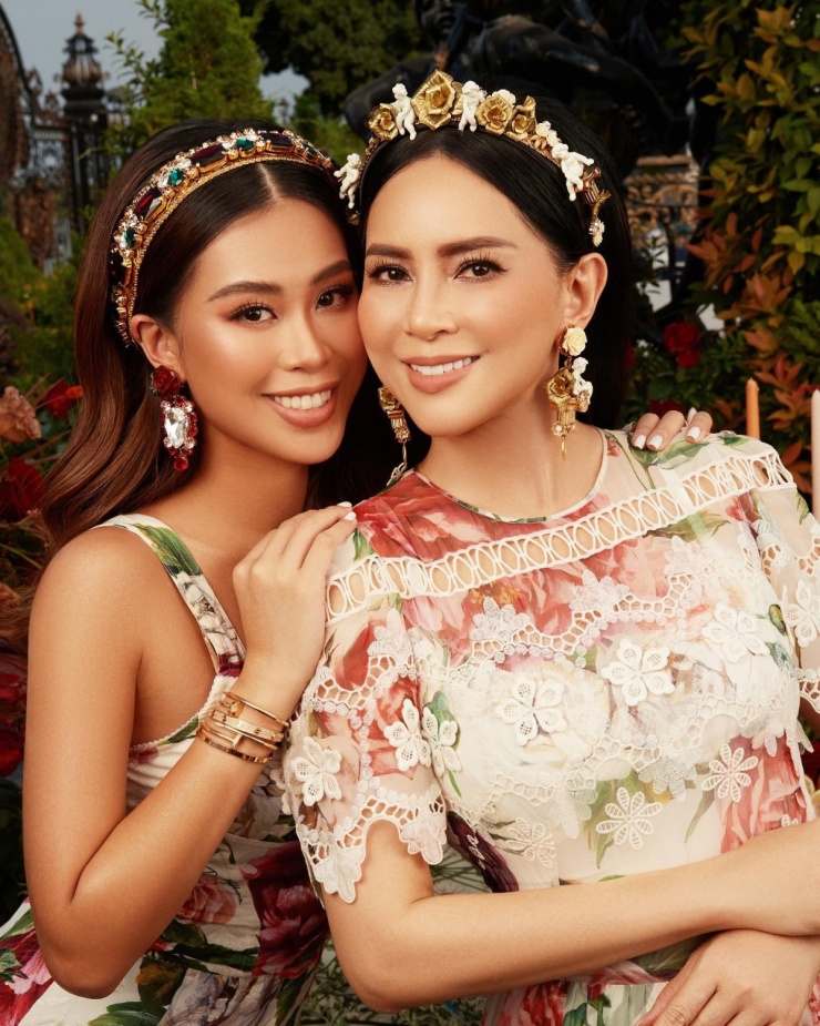 Tủ đồ của cả hai có nhiều thiết kế đồng điệu của Dolce & Gabbana mang phong cách Địa Trung Hải hào nhoáng, giá bán xấp xỉ 100 triệu đồng mỗi chiếc.