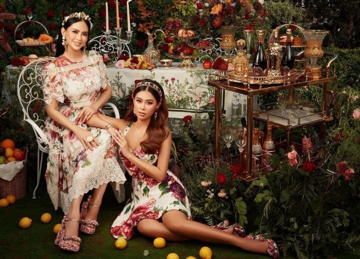 Các bộ cánh hoa lá còn được Thủy Tiên và con gái kết hợp cùng những món phụ kiện đặc trưng cho lối sống thượng lưu như trang sức, hoa tai, bờm tóc... đính đá quý, kim cương.