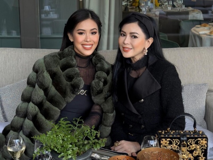 Hai mẹ con ở đời thường cũng có phong cách ăn ý, luôn phối đồ cùng kiểu dáng, màu sắc, cách mix-match.